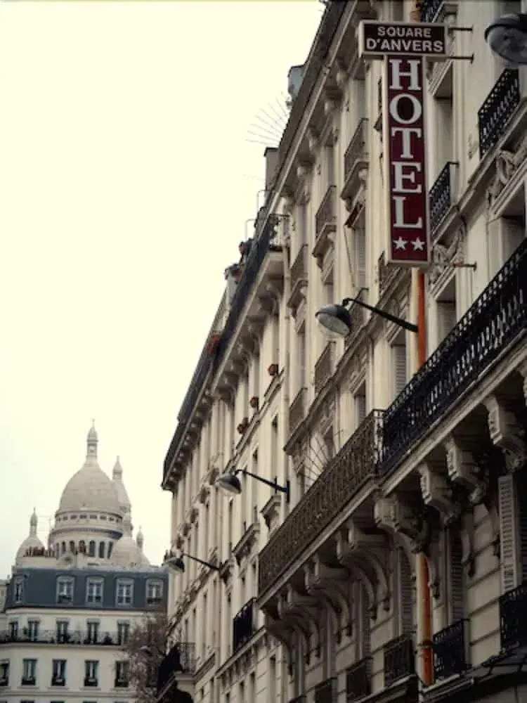 **  Hotel Du Square D'Anvers Париж Франция
